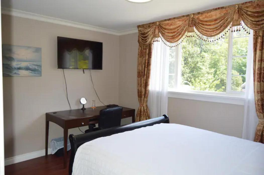 Jane'S Private Rooms With Shared Washroom Surrey Bagian luar foto