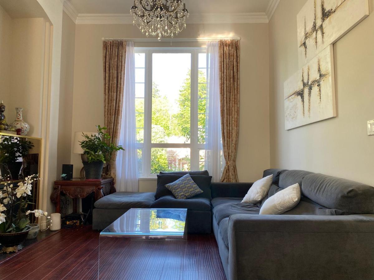 Jane'S Private Rooms With Shared Washroom Surrey Bagian luar foto