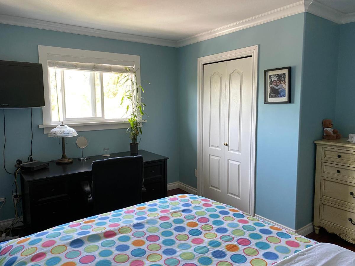 Jane'S Private Rooms With Shared Washroom Surrey Bagian luar foto
