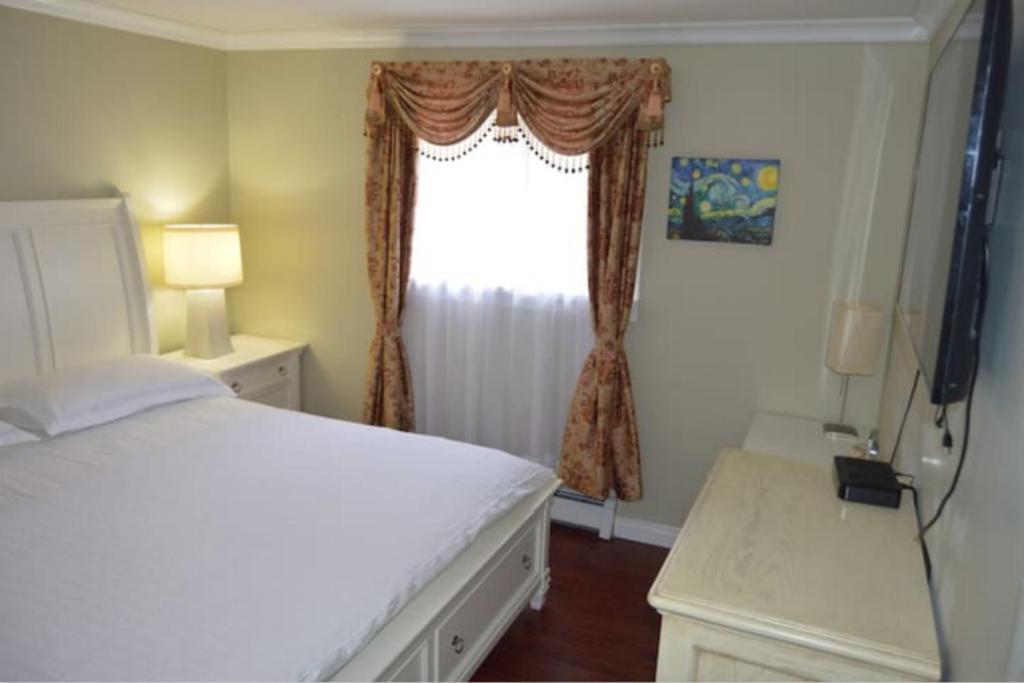 Jane'S Private Rooms With Shared Washroom Surrey Bagian luar foto