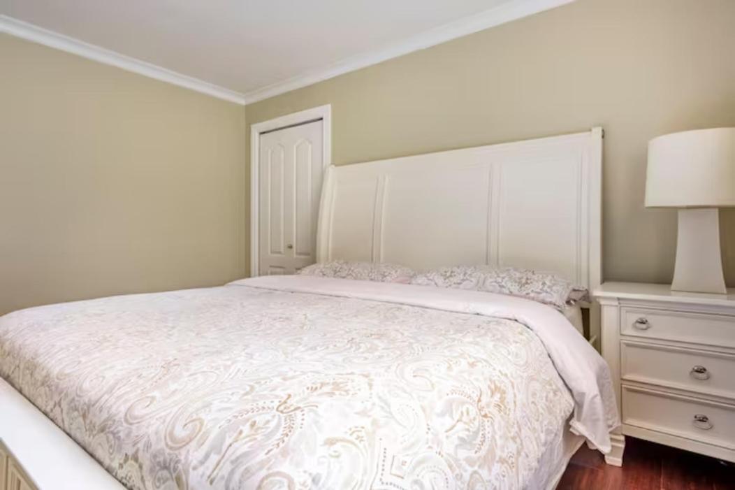 Jane'S Private Rooms With Shared Washroom Surrey Bagian luar foto