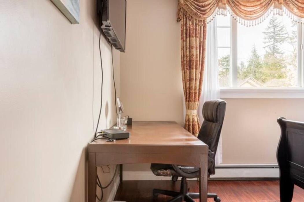 Jane'S Private Rooms With Shared Washroom Surrey Bagian luar foto