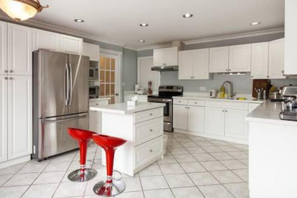 Jane'S Private Rooms With Shared Washroom Surrey Bagian luar foto