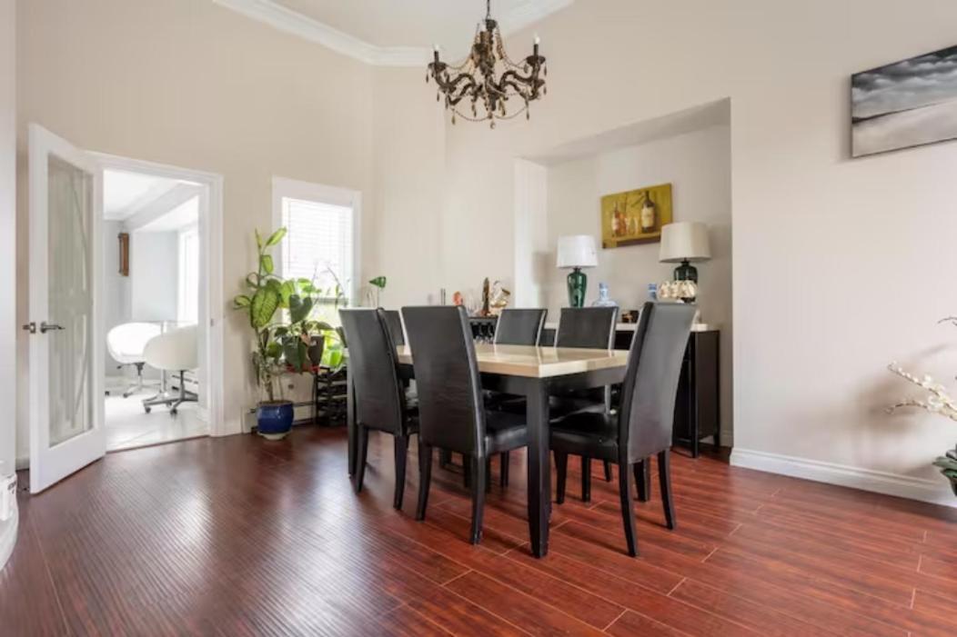 Jane'S Private Rooms With Shared Washroom Surrey Bagian luar foto